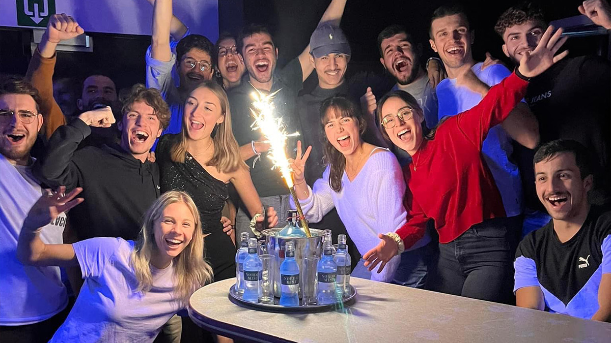 Groupe de jeunes adultes lors d'une fête ou d'une célébration